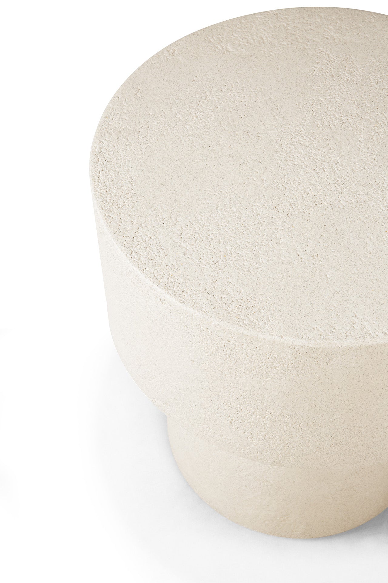 Table d'appoint ronde en microciment artisanal avec finition pierre naturelle pour salon