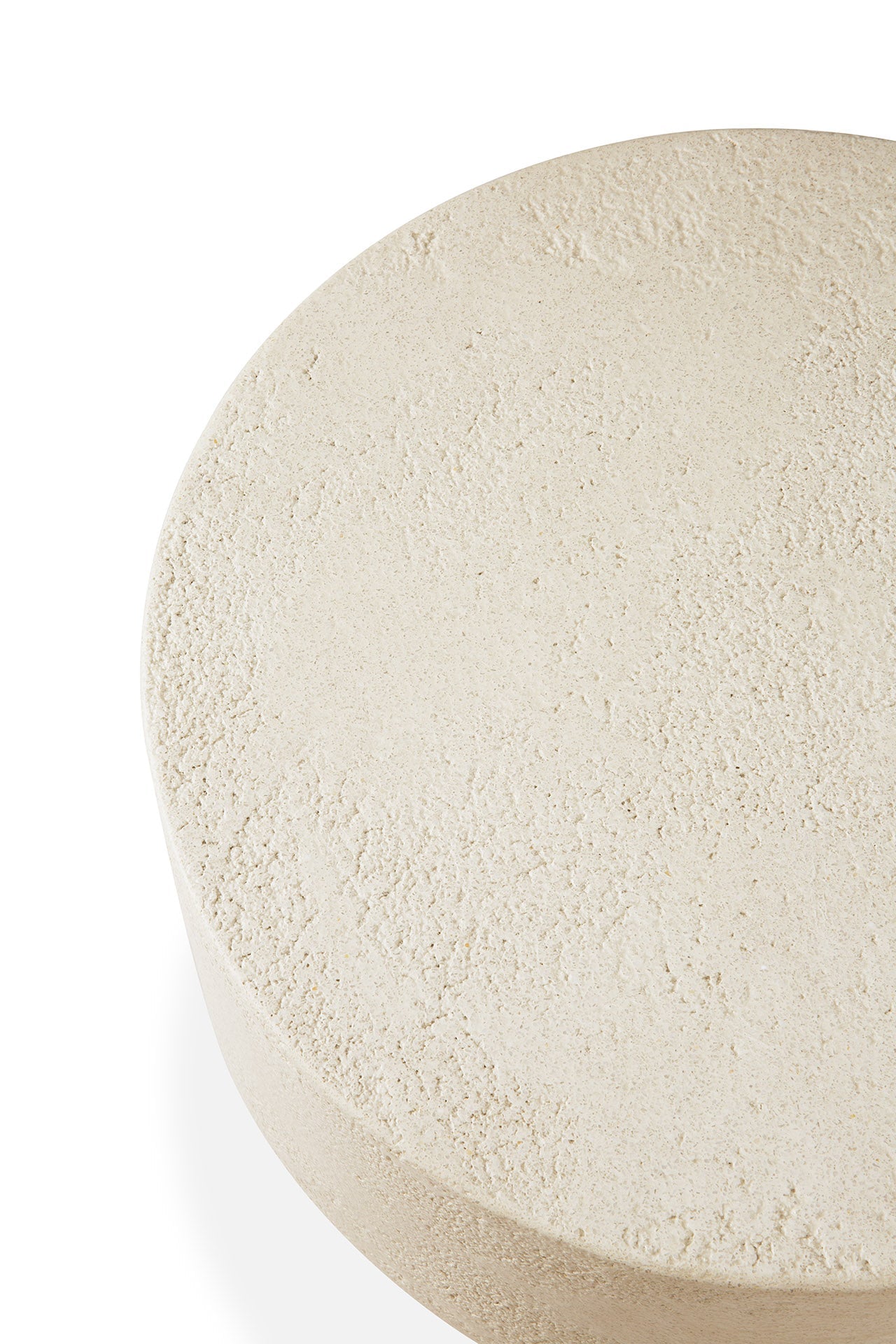 Table d'appoint ronde en microciment artisanal avec finition pierre naturelle pour salon