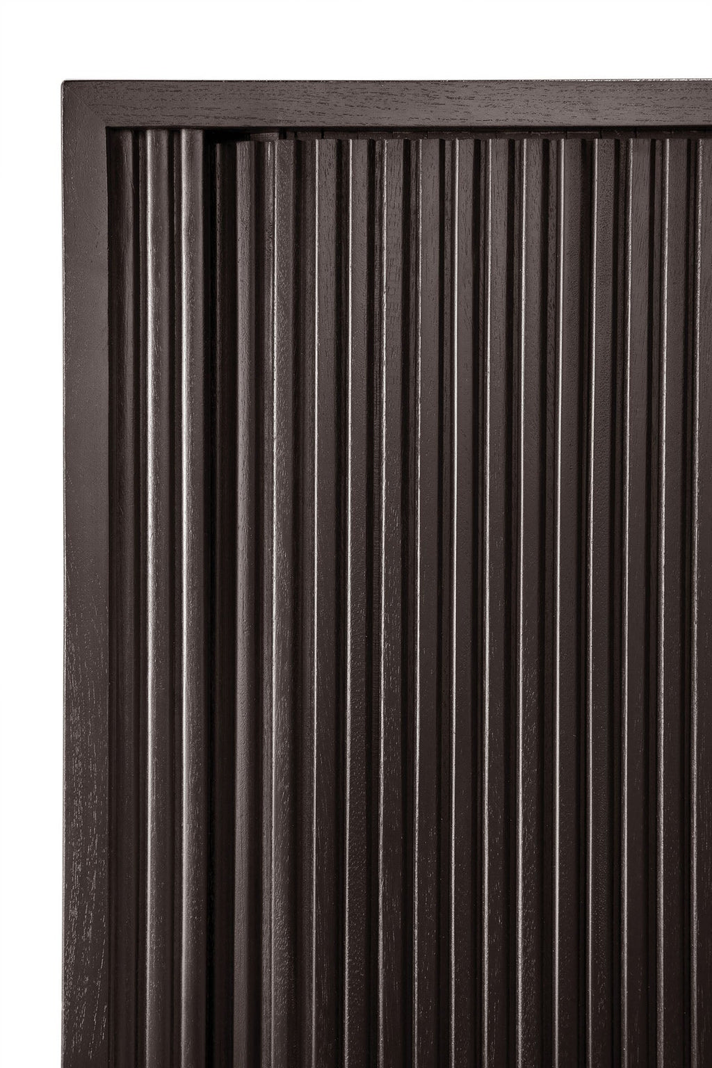 Bahut moderne en acajou avec portes coulissantes et motif à baguettes en bois superposées pour salle à manger