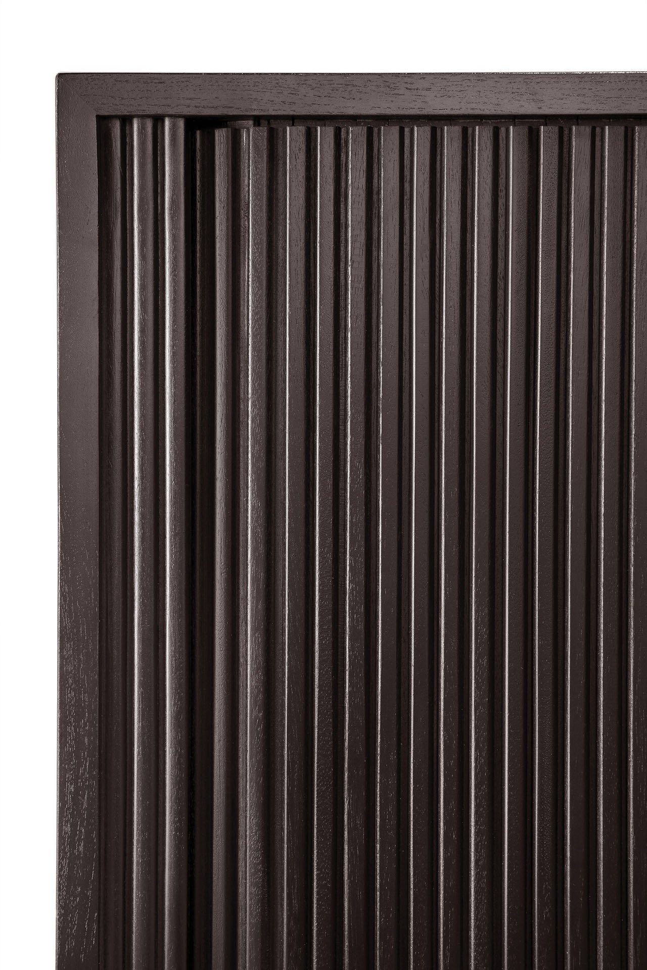 Bahut moderne en acajou avec portes coulissantes et motif à baguettes en bois superposées pour salle à manger
