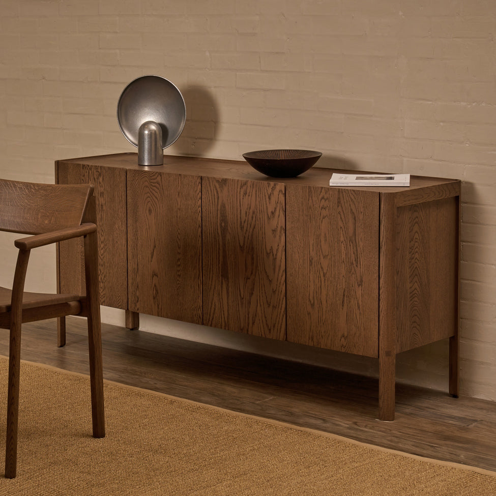 Buffet contemporain à bord festonné avec tiroirs dissimulés et grand espace de rangement pour le salon