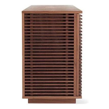 Buffet à lattes en bois d'inspiration naturelle avec 2 portes et étagères réglables pour le salon